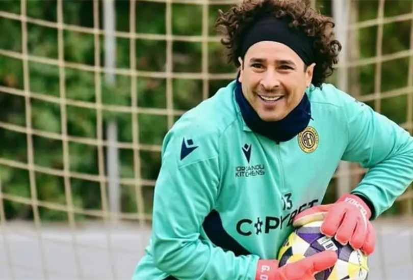 Guillermo Ochoa se prepara para un posible sexto mundial