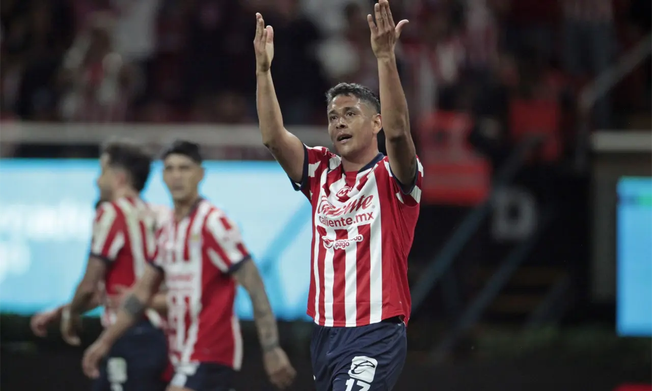  El periodista de TUDN, Adrián Esparza, reveló que Luis Romo es un futbolista de carácter complicado y difícil de tratar para sus propios compañeros. 