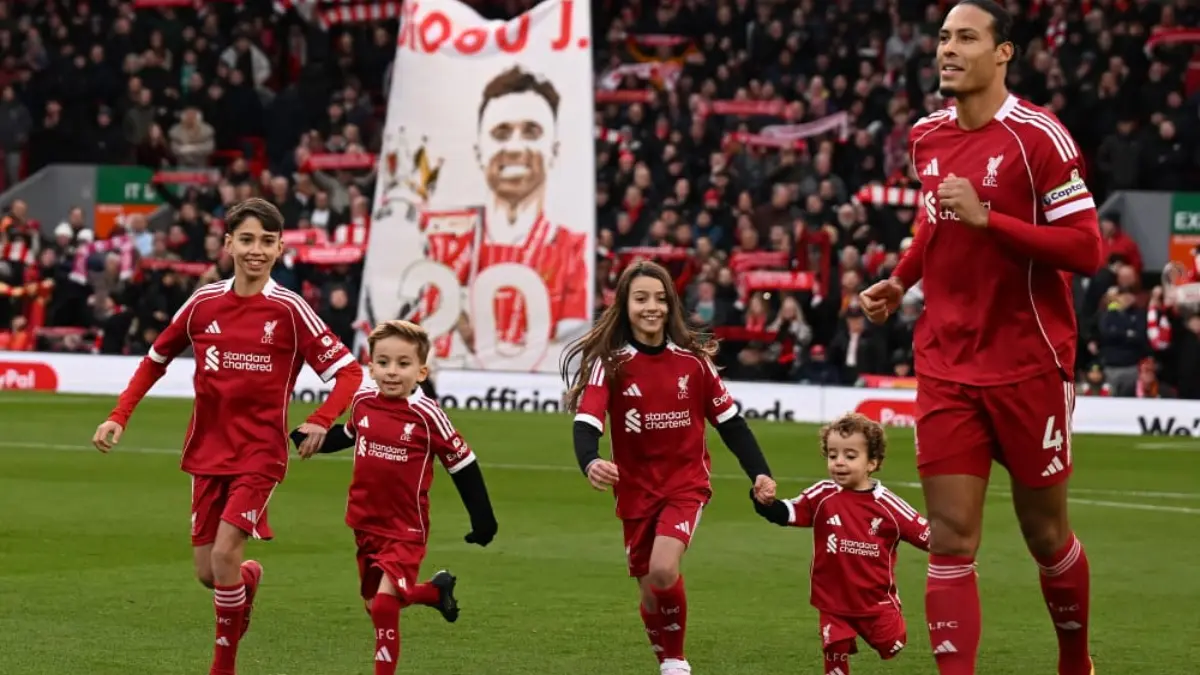  Los hijos de Diogo Jota entraron a la cancha de la mano de Van Dijk 