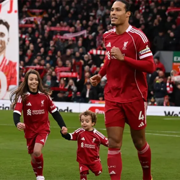 Los hijos de Diogo Jota entraron a la cancha de la mano de Van Dijk