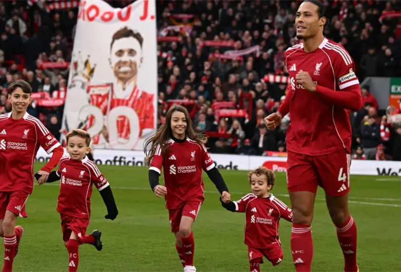 Los hijos de Diogo Jota entraron a la cancha de la mano de Van Dijk Los hijos de Diogo Jota entraron a la cancha de la mano de Van Dijk