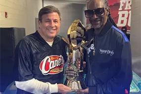 Snoop Dogg demuestra su destreza como receptor en el Arizona Bowl