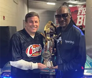 Snoop Dogg demuestra su destreza como receptor en el Arizona Bowl