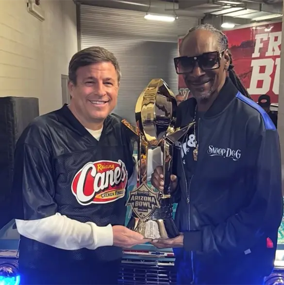 Snoop Dogg demuestra su destreza como receptor en el Arizona Bowl