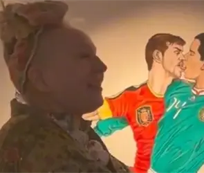 Sia y su extra&ntilde;o cuadro de Iker Casillas besando a Chicharito