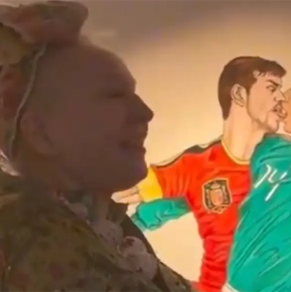 Sia y su extra&ntilde;o cuadro de Iker Casillas besando a Chicharito
