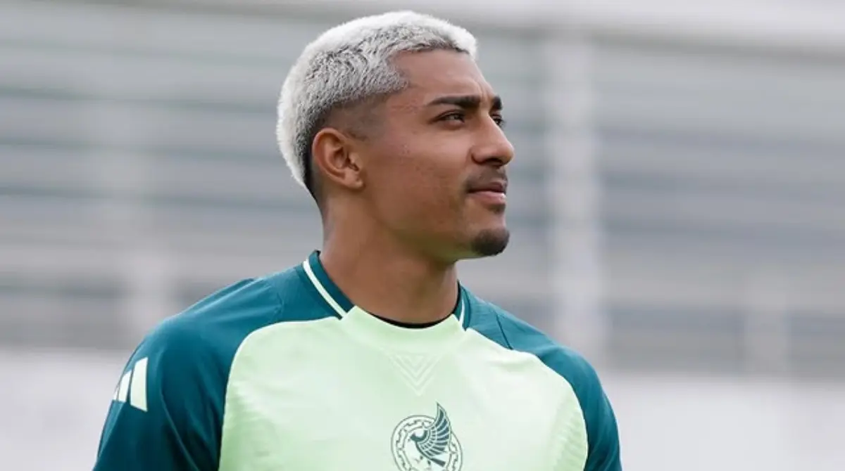  Julián Araujo busca tener minutos para ser convocado para el Mundial 2026 