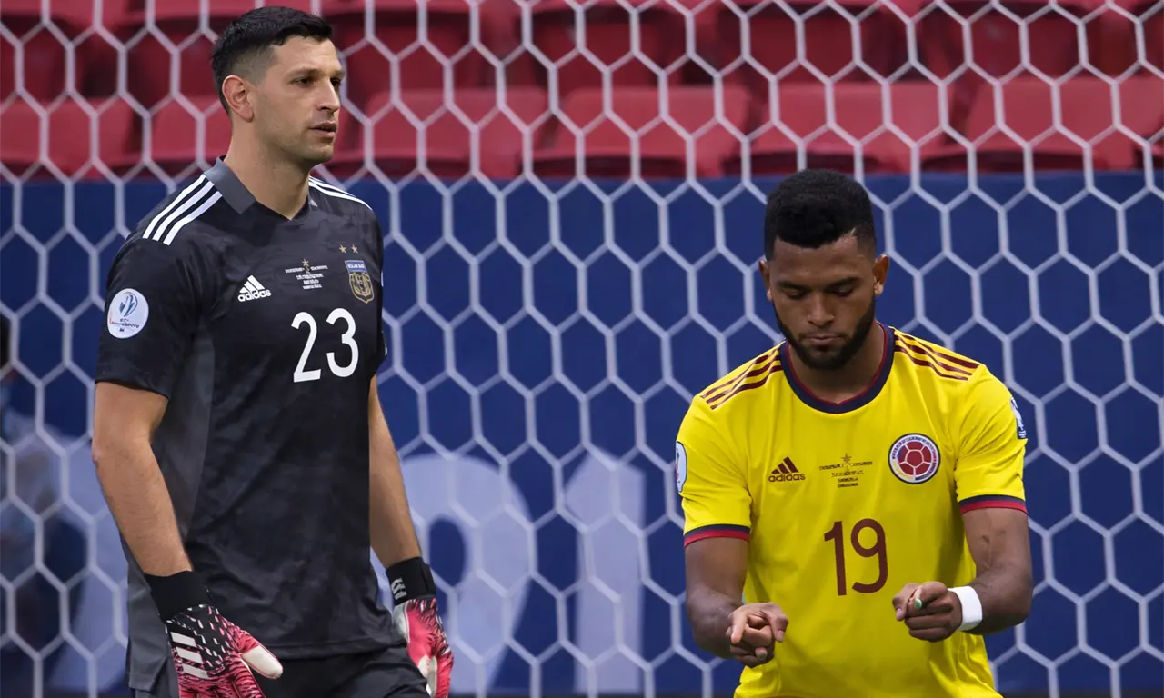  Miguel Borja, prácticamente nuevo refuerzo de Cruz Azul, protagonizó uno de los momentos más recordados de la Copa América al vencer al Dibu Martínez desde el punto penal. 