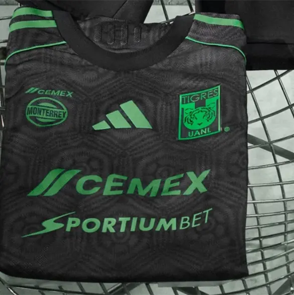 Futbolista de Tigres sorprende al ser captado en visita a centro de reinserci&oacute;n