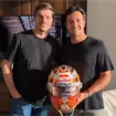 El emotivo regalo de Max Verstappen a Checo P&eacute;rez