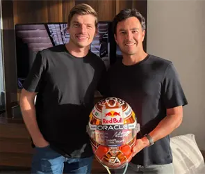 El emotivo regalo de Max Verstappen a Checo P&eacute;rez