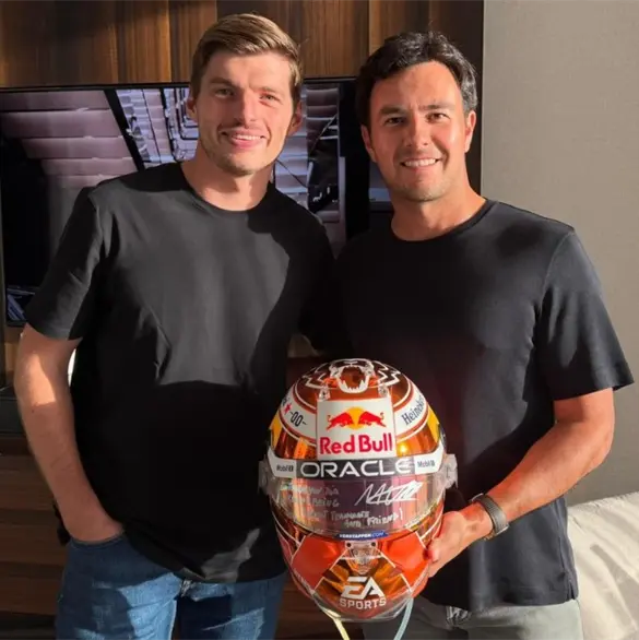 El emotivo regalo de Max Verstappen a Checo P&eacute;rez