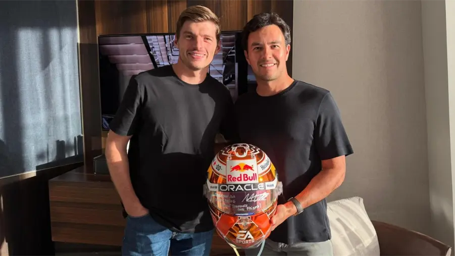El emotivo regalo de Max Verstappen a Checo P&eacute;rez