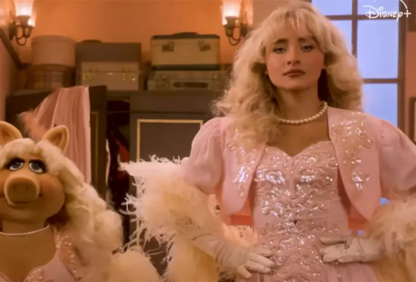 Sabrina Carpenter en el trailer de El Show de los Muppets.