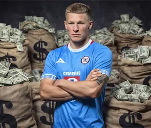 Cruz Azul recibe oferta millonaria por Mateusz Bogusz