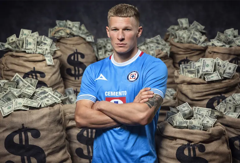 Houston Dynamo present&oacute; a Cruz Azul una oferta millonaria por el polaco Mateusz Bogusz.