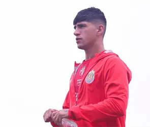 Alan Pulido exhibido de fiesta antes de su debut con Chivas