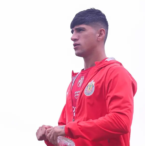Alan Pulido exhibido de fiesta antes de su debut con Chivas
