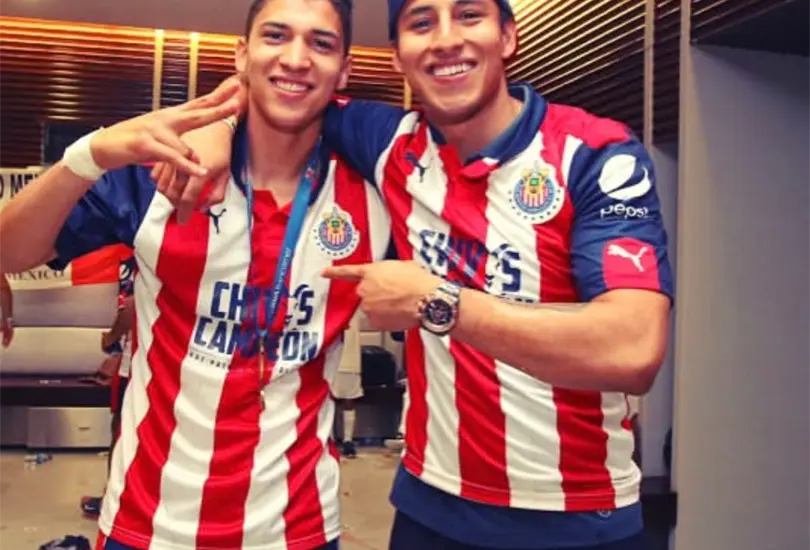 De campe&oacute;n con Chivas el nuevo destino de Zald&iacute;var