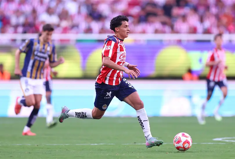 Richard Ledezma, lateral de Chivas, analiza cambiar de selecci&oacute;n para representar a M&eacute;xico.