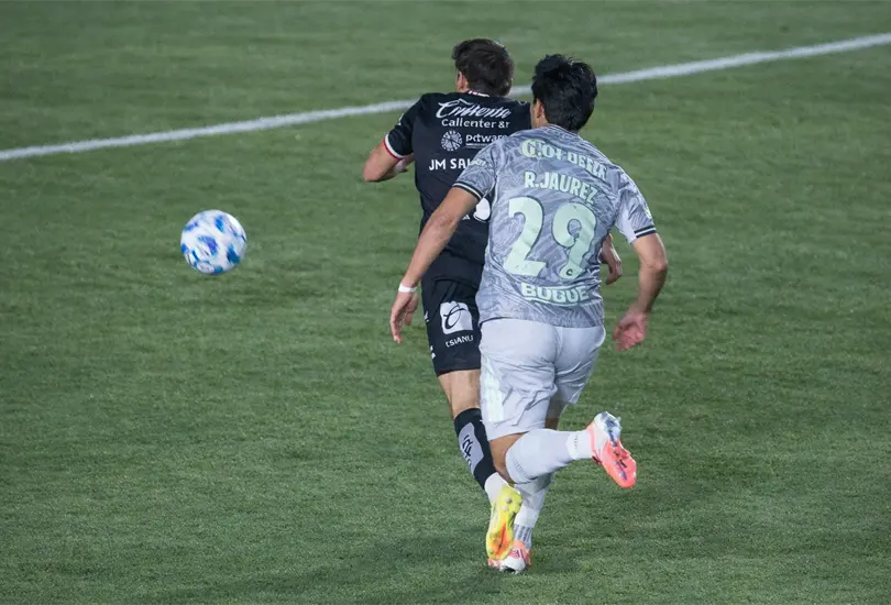 Momento de la jugada d&oacute;nde fue expulsado Ram&oacute;n Ju&aacute;rez