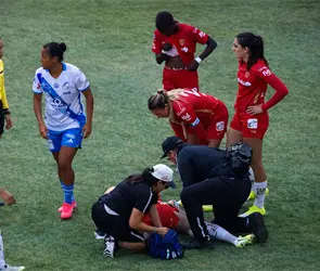 La cancha del Cuauht&eacute;moc cobra su primera v&iacute;ctima: es del Toluca