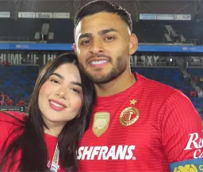 Alexis Vega celebra 10 a&ntilde;os junto a su esposa Paula Gonz&aacute;lez