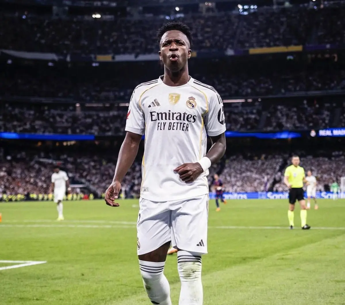  Vinicius reacciona a los pitidos del Bernabéu 