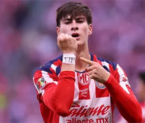 VIDEO: La Hormiga Gonz&aacute;lez es captado comiendo tacos tras triunfo de Chivas