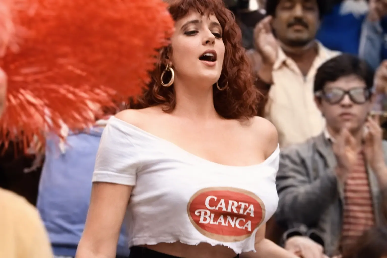 Tambi&eacute;n mencion&oacute; que la ic&oacute;nica camiseta que llevaba, le quedaba peque&ntilde;a y la recort&oacute; para que 'se abriera un poco m&aacute;s'. 