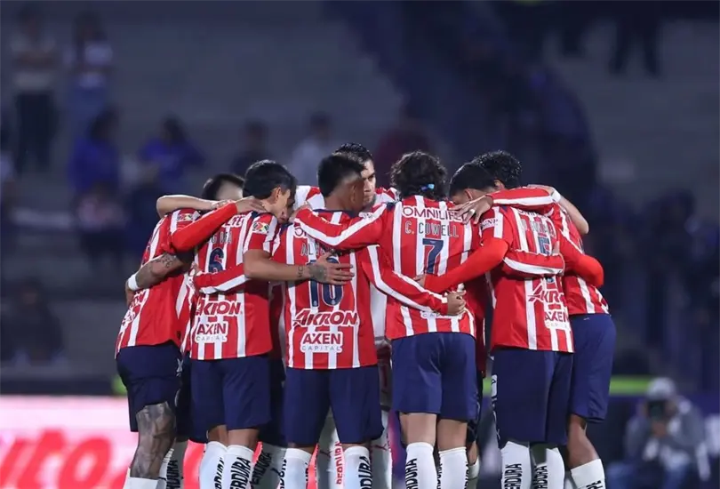 Otro exiliado que brilla fuera de Chivas