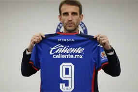 Revelan el nombre del 9 que Iv&aacute;n Alonso quiere para Cruz Azul