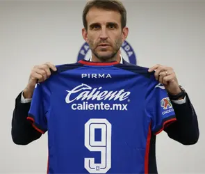 Revelan el nombre del 9 que Iv&aacute;n Alonso quiere para Cruz Azul
