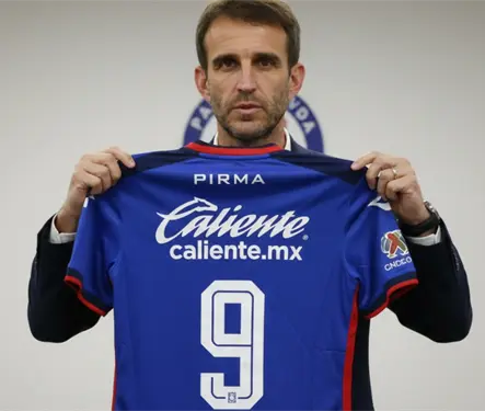 Revelan el nombre del 9 que Iv&aacute;n Alonso quiere para Cruz Azul