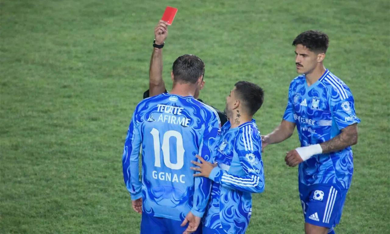  Gignac ve su primera tarjeta roja en la Liga MX 