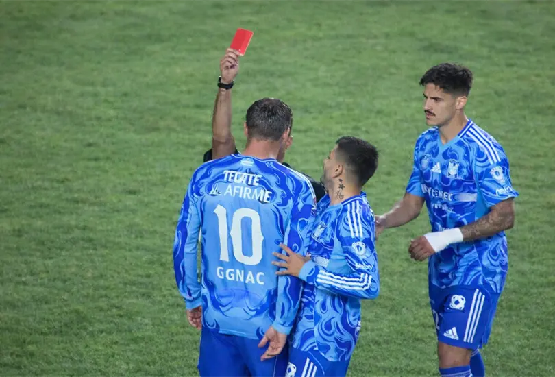 Gignac ve su primera tarjeta roja en la Liga MX