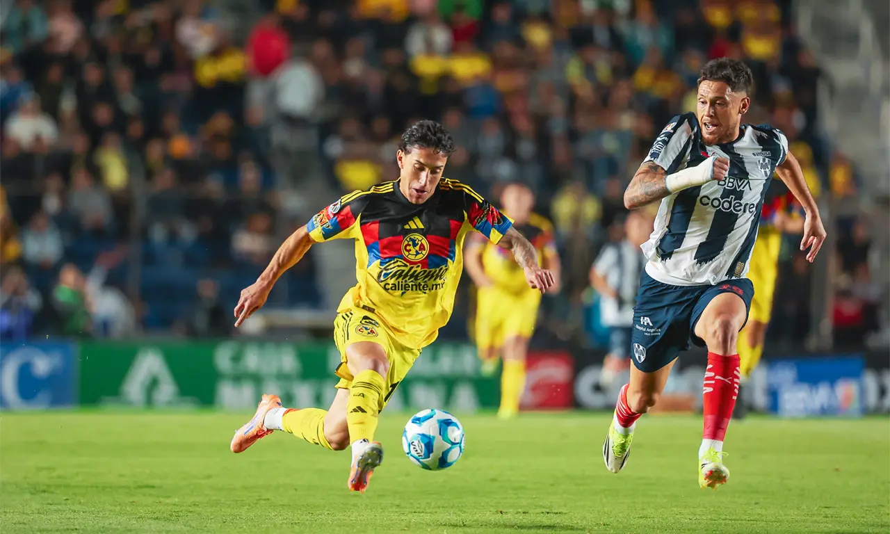  Zendejas celebra su gol ante Rayados antes de salir agotado, mientras Jardine aclara que no hubo lesión. 