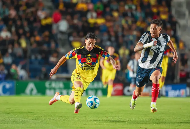 Zendejas celebra su gol ante Rayados antes de salir agotado, mientras Jardine aclara que no hubo lesi&oacute;n.