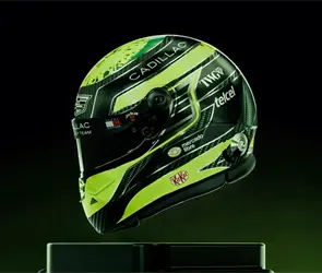 As&iacute; luce el primer casco de Checo P&eacute;rez con Cadillac