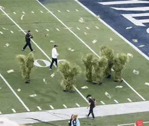 Esto les PAGARON a los "&aacute;rboles humanos" en el Super Bowl