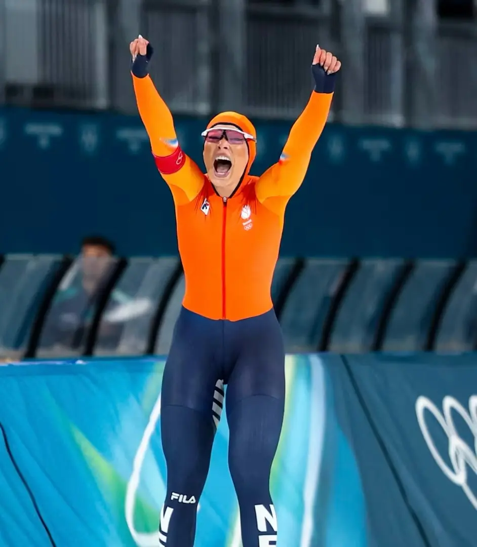 Rompiendo cron&oacute;metros: Con un tiempo de 1:12.31, la patinadora no solo gan&oacute; el oro, sino que impuso un nuevo r&eacute;cord ol&iacute;mpico en su prueba reina.