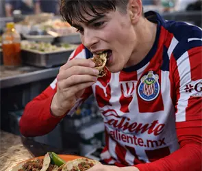 Padre de la Hormiga aclara pol&eacute;mica sobre video viral en puesto de tacos