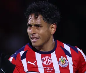 Chivas: Revelan el tiempo de baja de Luis Romo tras su lesi&oacute;n