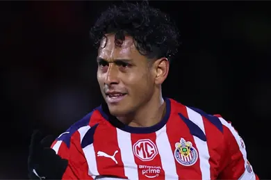 Chivas: Revelan el tiempo de baja de Luis Romo tras su lesi&oacute;n