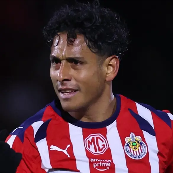 Chivas: Revelan el tiempo de baja de Luis Romo tras su lesi&oacute;n