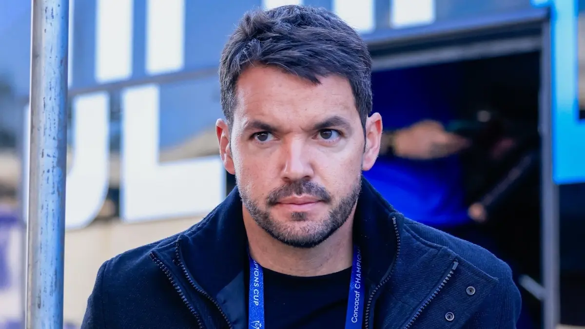  Larcamón, en medio de la racha sin victorias, habría perdido respaldo dentro y fuera del vestidor. 