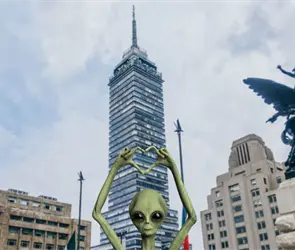 &iquest;Un OVNI en CDMX? Captan extra&ntilde;o objeto volando sobre la Torre Latino