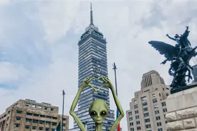 ¿Un OVNI en CDMX? Captan extraño objeto volando sobre la Torre Latino ¿Un OVNI en CDMX? Captan extraño objeto volando sobre la Torre Latino