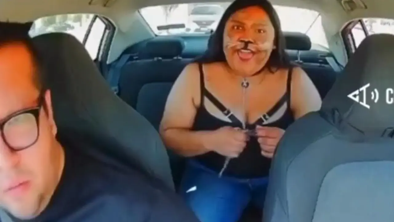  Una mujer que se identifica como “therian” intenta abordar un Uber asegurando que es un perro. 