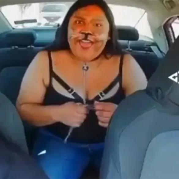 "No me haga enojar que lo muerdo": chofer de Uber baja a therian del auto